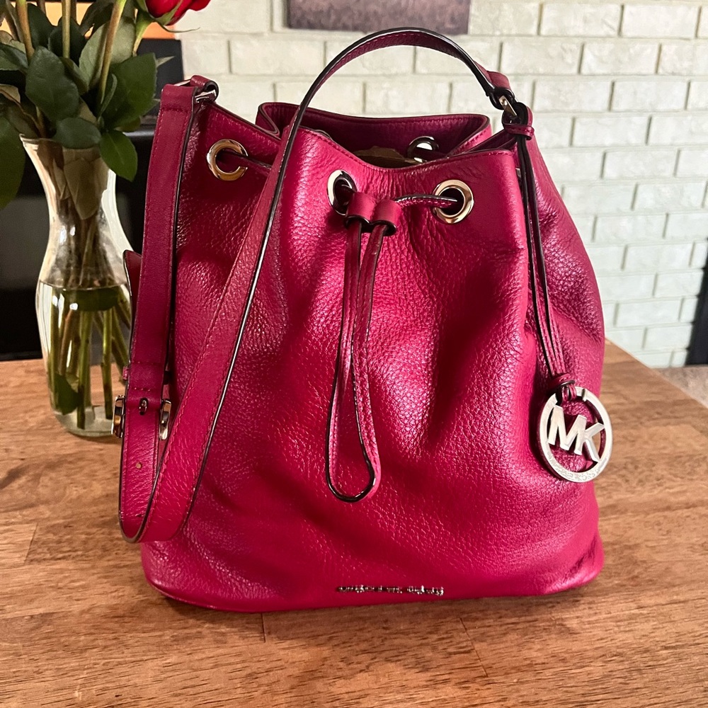Michael Kors Jules Drawstring Large Handbag adjustable Strap Dark Pink Leather